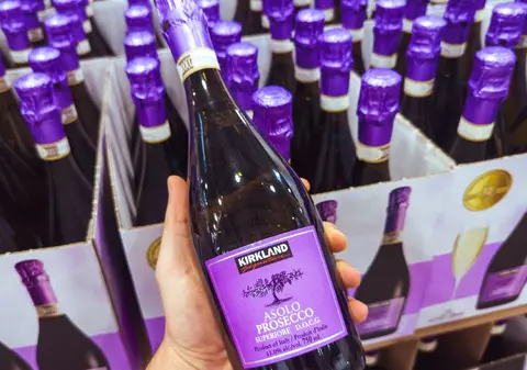 Vin Prosecco vândut în sticle care pot exploda din senin, fără să fie atinse: „Nu le returnați. Distrugeți-le imediat”