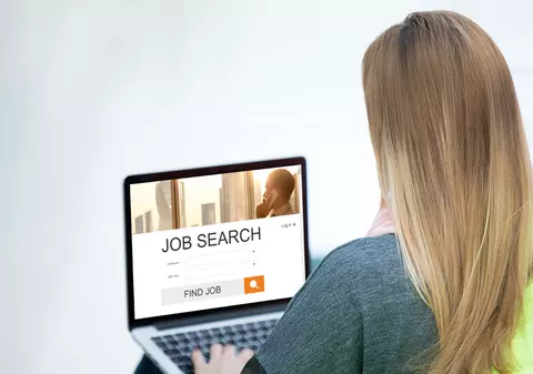 Ce joburi își caută studenții pentru a-și completa veniturile. Sergiu Covaci, președintele ANOSR: „Statul împiedică o grămadă de tineri să își continue studiile”