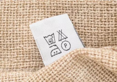 Ce înseamnă triunghiul de pe eticheta hainelor, care apare în trei variante