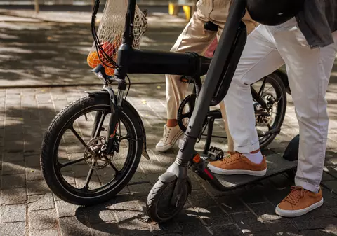 RCA, obligatorie de mâine pentru trotinete și biciclete electrice: amenda pe care o pot primi cei fără asigurare