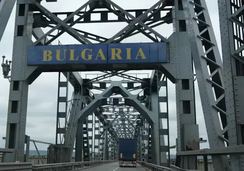TIR-urile, oprite timp de 24 de ore la graniță. Podul dintre România și Bulgaria va fi închis complet până în 5 noiembrie