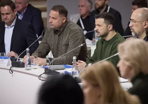 Volodimir Zelenski sub asediu: aliații săi sunt acuzați că s-au îmbogățit, în timp ce soldații mor în războiul din Ucraina