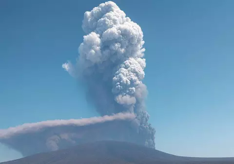 Vulcanul care a erupt pentru prima dată în 12.000 de ani a aruncat cenușă pe două continente