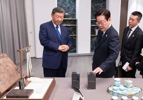 Xi Jinping i-a făcut cadou președintelui sud-coreean două smartphone-uri și a glumit despre spionaj. Ce i-a spus liderul chinez că trebuie să verifice imediat