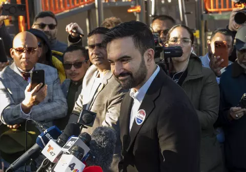 Zohran Mamdani, „cel mai mare coșmar al lui Trump”, a câștigat New York-ul vorbind despre salariul minim mai mare