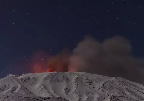Imagini spectaculoase și alertă în Sicilia după erupția vulcanului Etna