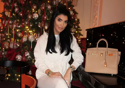 Cum arată casa Andreei Tonciu, amenajată de Crăciun. În aceeași cameră a împodobit mai mulți brazi, iar culoarea predominantă e burgundy