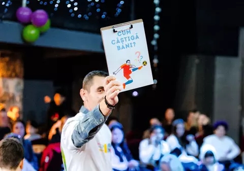 În prag de sărbători, ArtFinEdu aduce educația financiară mai aproape de familiile monoparentale prin teatru și activități creative