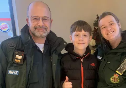 „A salvat viețile noastre și ale altora”. Un băiețel de 12 ani a preluat controlul mașinii după ce mama sa a leșinat la volan