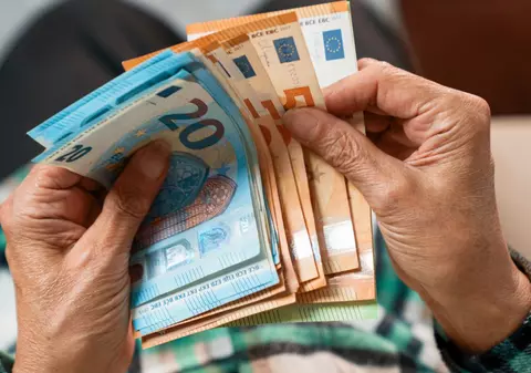 Un bărbat angajat de 40 de ani la aceeași firmă a primit 50.000 de euro pe card după ce s-a întors din concediu și a aflat că nu mai are serviciu