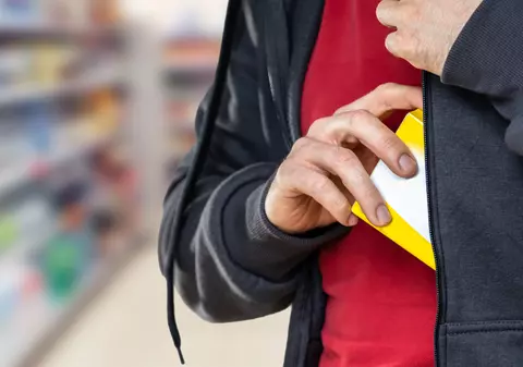 Un român prins la furat într-un supermarket din Italia a dat vina pe România că nu are suficienți bani pentru Crăciun