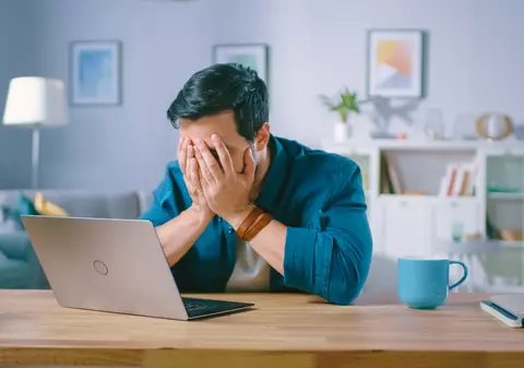 Un bărbat a văzut cum îi dispar 350.000 de euro din cont, când a vrut să-i cumpere o trusă de scule băiatului, online