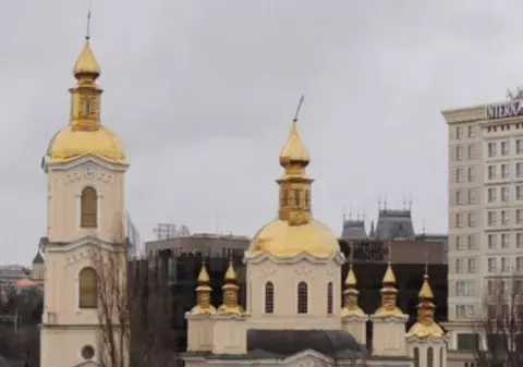 Vârful uneia dintre turlele Bisericii Lipovenești din Iași a fost îndoit de vântul puternic. Rafalele ating 90 km/h