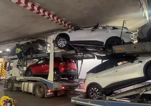 Un TIR încărcat cu mașini a intrat într-un tunel și nu a mai ieșit, iar șoferul spune că Google ar trebui să plătească pentru reparații