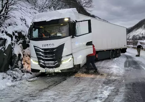 Un TIR parcat pe șosea a blocat DN7 de pe Valea Oltului cu orele