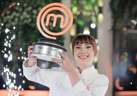 VIDEO EXCLUSIV Câștigătoarea Masterchef 2025, detalii despre premiu, începuturi, dar și sacrificii la „Dincolo de copertă”: „Eu și tatăl meu am reușit să ne uităm împreună la câteva episoade”
