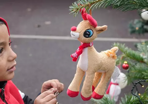 Moș Crăciun le aduce daruri multe copiilor români cuminți. Și copiilor răi. De fapt, singurii care nu primesc nimic sunt copiii săraci