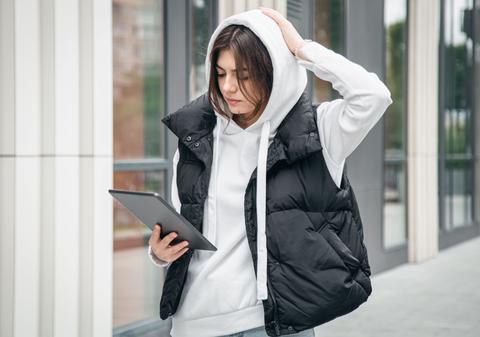 Cum să asortezi o vestă cu hanoracul tău preferat