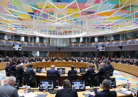 Cu „tunurile” pe Uniunea Europeană