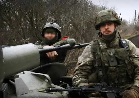 Un soldat declarat „erou” de propaganda rusă s-a împușcat singur și a fugit din țară