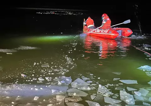 Doi copii din Vaslui, frate și soră, au murit înecați după ce gheața lacului Tăcuta s-a rupt sub ei. Ieșiseră la colindat