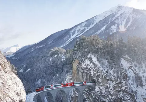 Călătorii cu trenul în Europa, perfecte pentru sezonul rece: „Peisaje înzăpezite de carte poștală”