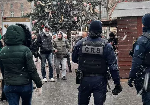 Un bărbat terorizează târgul de Crăciun dintr-un oraș din Franța: a furat în fiecare zi globurile roșii din copaci, iar acum scoate plantele din ghivece