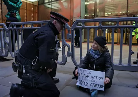 Greta Thunberg, arestată în baza legii antiteroriste la un protest din Londra: „Mă opun genocidului”