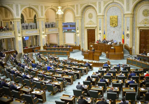Numele din timpul căsătoriei poate fi păstrat fără acordul partenerului, după divorț. Proiectul, adoptat de Senat