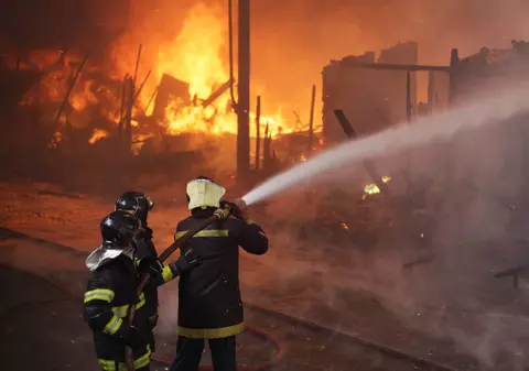 O fermă a ars în întregime după ce un vecin a sărbătorit cu artificii. Acum trebuie să plătească peste 417.000 de euro