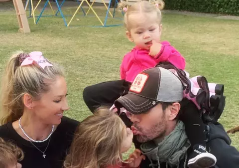 Anna Kournikova și Enrique Iglesias au publicat prima fotografie cu toți cei patru copii