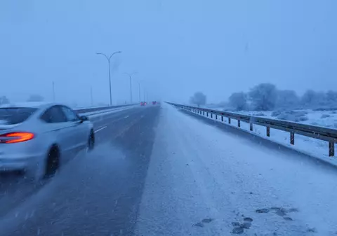 Reguli de siguranță pentru șoferii care conduc pe ploaie de gheață și zăpadă