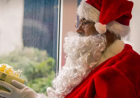 Șeful unei companii din SUA s-a transformat în Moș Crăciun și le-a dat angajaților bonusuri în valoare de 240 de milioane de dolari