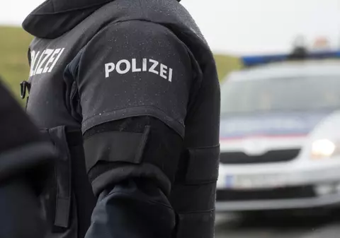 Polițiștii și-au înăbușit râsul când au găsit în portbagajul unui moped, oprit la un control de rutină, un adolescent care dormea, pe o șosea din Austria