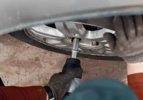 O șoferiță a aranjat o întâlnire cu hoții care i-au furat roțile, iar poliția i-a arestat în parcarea unui supermarket, în Franța