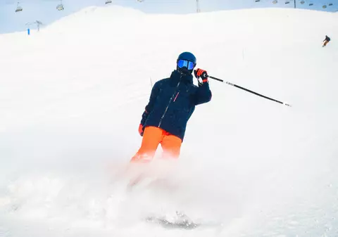 Cum să eviți accidentările la schi: sfaturi esențiale pentru pasionații sporturilor de iarnă