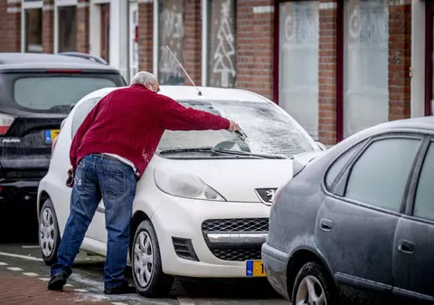 Cum să previi gheața pe parbriz cu o legumă din bucătărie: „Pur și simplu frecați-o de geam”