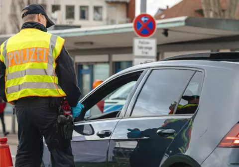 Un șofer oprit în trafic le-a arătat polițiștilor permisul românesc și nu a mai fost lăsat să plece, în Germania