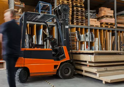 Șoferii, lucrătorii în depozit, casierii, mecanicii și personalul pentru curățenie sunt cei mai căutați candidați fără studii superioare ai momentului