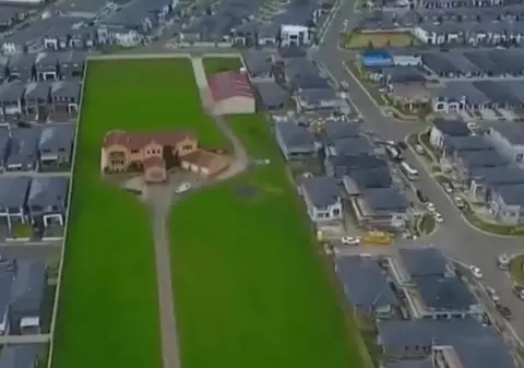 Casa în care au trăit 40 de ani le-a fost înconjurată de un cartier și acum au decis să o vândă pentru o sumă cu șase zerouri