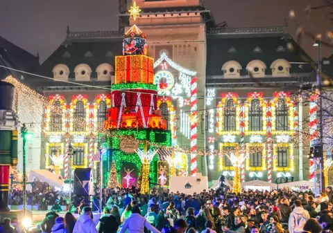 Târgul de Crăciun din Craiova, vedetă printre turiști. Ce spun străinii care s-au bucurat de muzică și vin fiert: „Mai frumos decât ne așteptam”