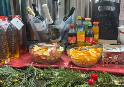Cât costă o felie de pâine cu untură și ceapă la Târgul de Crăciun din Timișoara