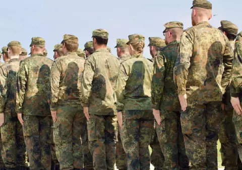 Tinerii de 18 ani care refuză evaluarea pentru serviciul militar, în Germania, riscă să fie amendați și, din 2027, pot fi aduși cu poliția