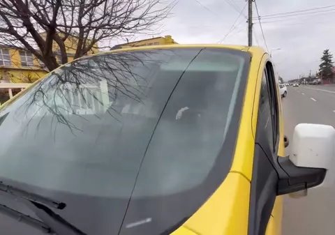 Momentul în care un membru AUR al unei secţii de vot din Buzău a lovit un jurnalist cu mașina | VIDEO