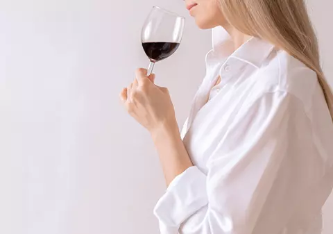 Ce se întâmplă cu organismul când bei vin: beneficii, riscuri și concluziile specialiștilor
