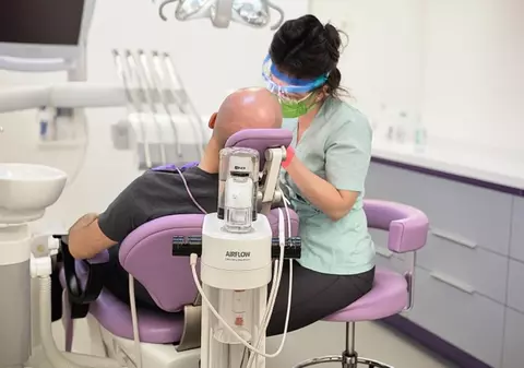 Vrei dinți ficși în 24 de ore? Află dacă această procedură ți se potrivește, direct de la specialiștii Ideal Dental