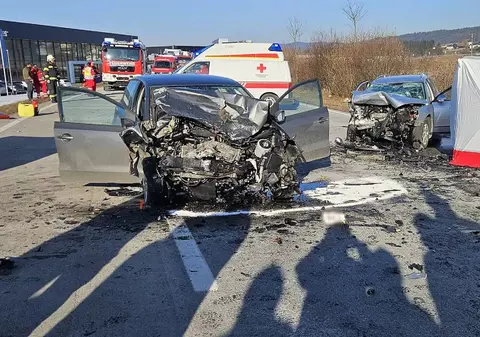 Două mașini, spulberate pe șosea, după ce un român a intrat pe contrasens, în Austria. Șoferul și o tânără de 26 de ani au murit pe loc: „Ne lipsesc cuvintele”