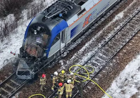 Două trenuri cu 600 de oameni la bord s-au ciocnit cu o mașină blocată pe șine, în Polonia