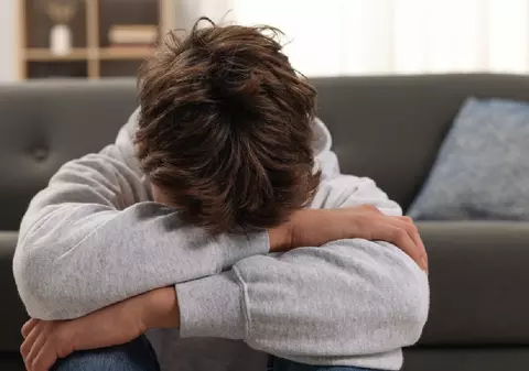 Adolescenții români suferă în tăcere și nu cer ajutor când au nevoie: „Au fost învățați să «nu deranjeze»”