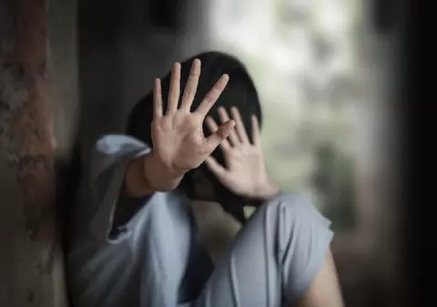 Profesor reținut după ce a sărutat o copilă pe obraji și buze. Trei cazuri grave petrecute în ultimele zile în școlile din Argeș